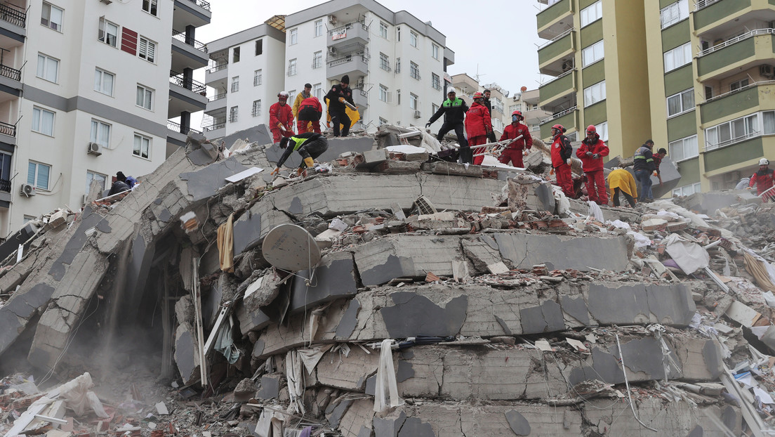 Aumenta a casi 1.500 el número de fallecidos tras los potentes terremotos en Turquía