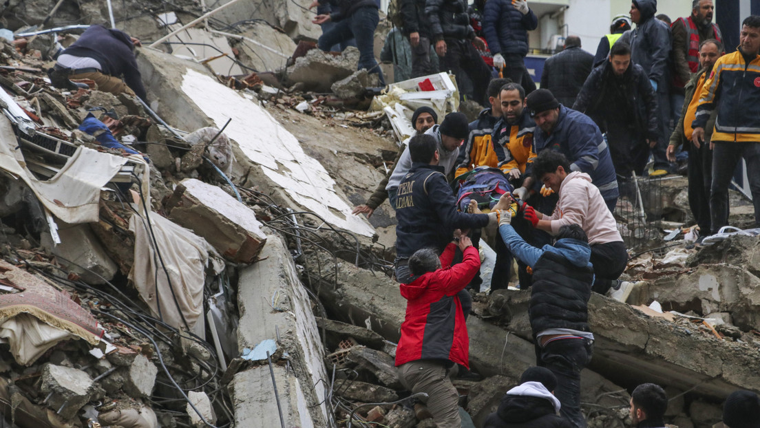 Más de 3.000 muertos, caos y destrucción: ¿qué se sabe hasta ahora de los terremotos que devastaron Turquía y Siria?