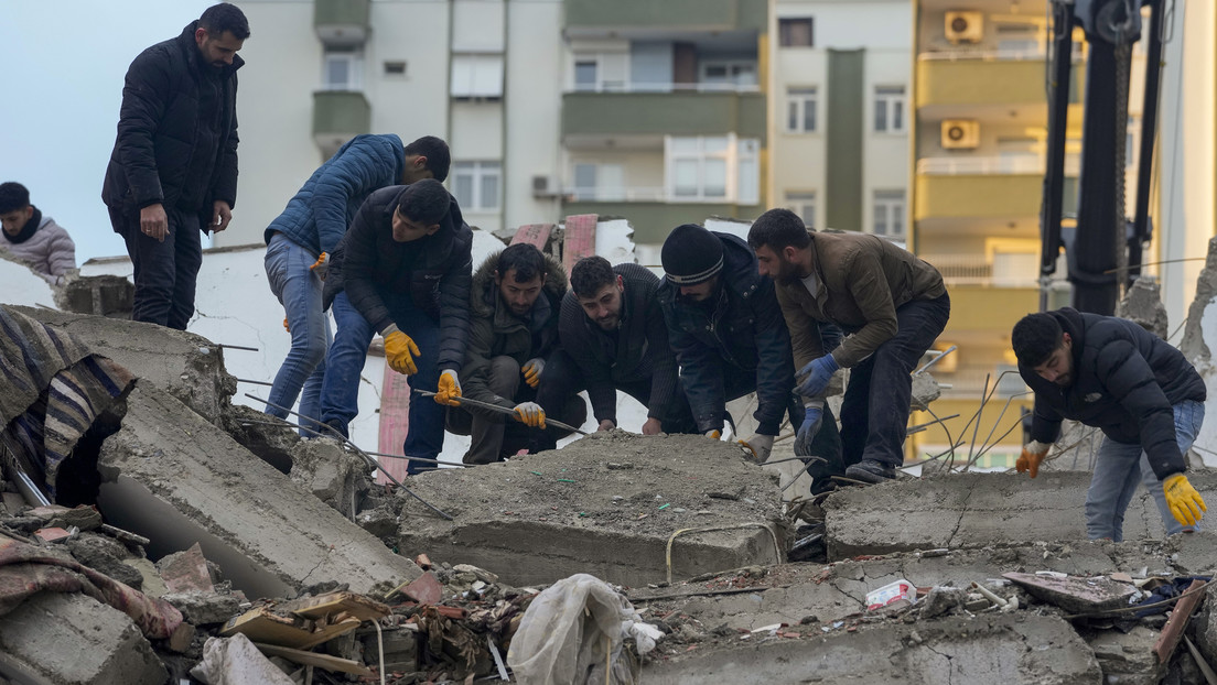Equipos turcos de fútbol, voleibol y lucha libre permanecen bajo los escombros tras los potentes terremotos