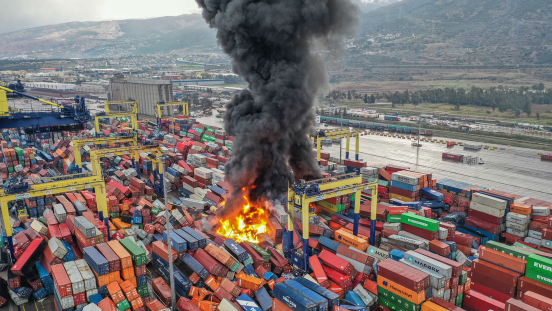 Incendio en el puerto turco de Alejandreta tras terremoto