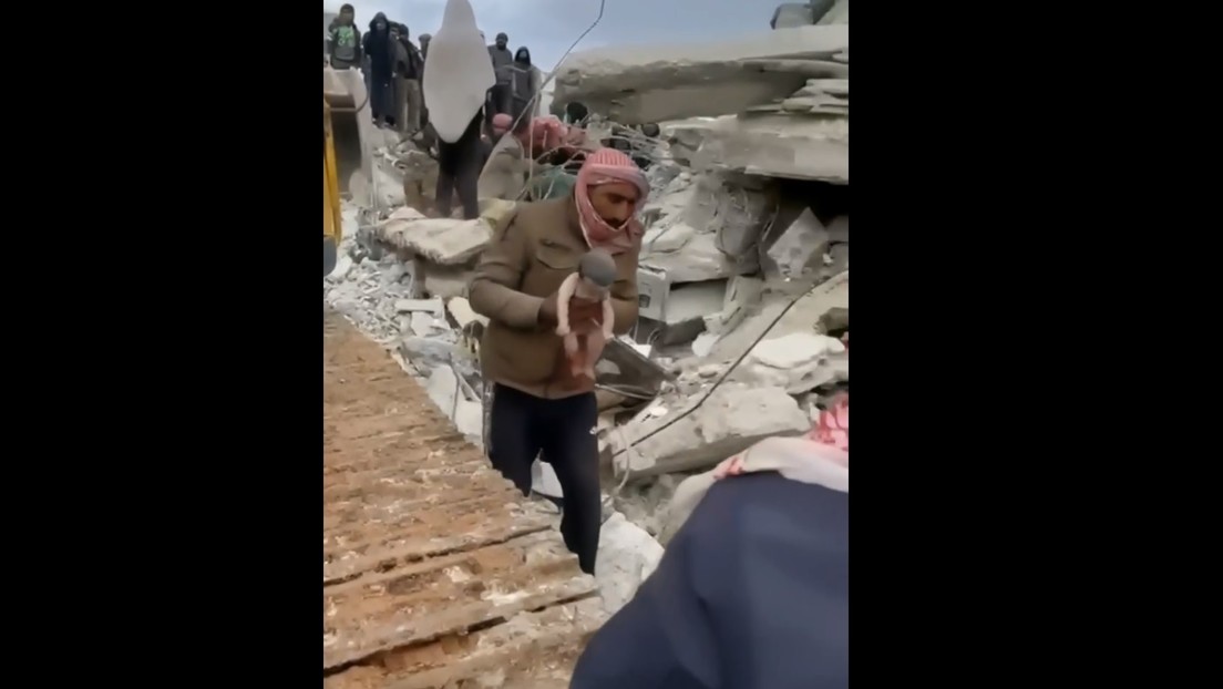 Una mujer da a luz entre los escombros tras el devastador terremoto en Siria (VIDEO)