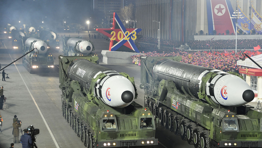 Corea del Norte exhibe un número récord de misiles nucleares en un desfile militar