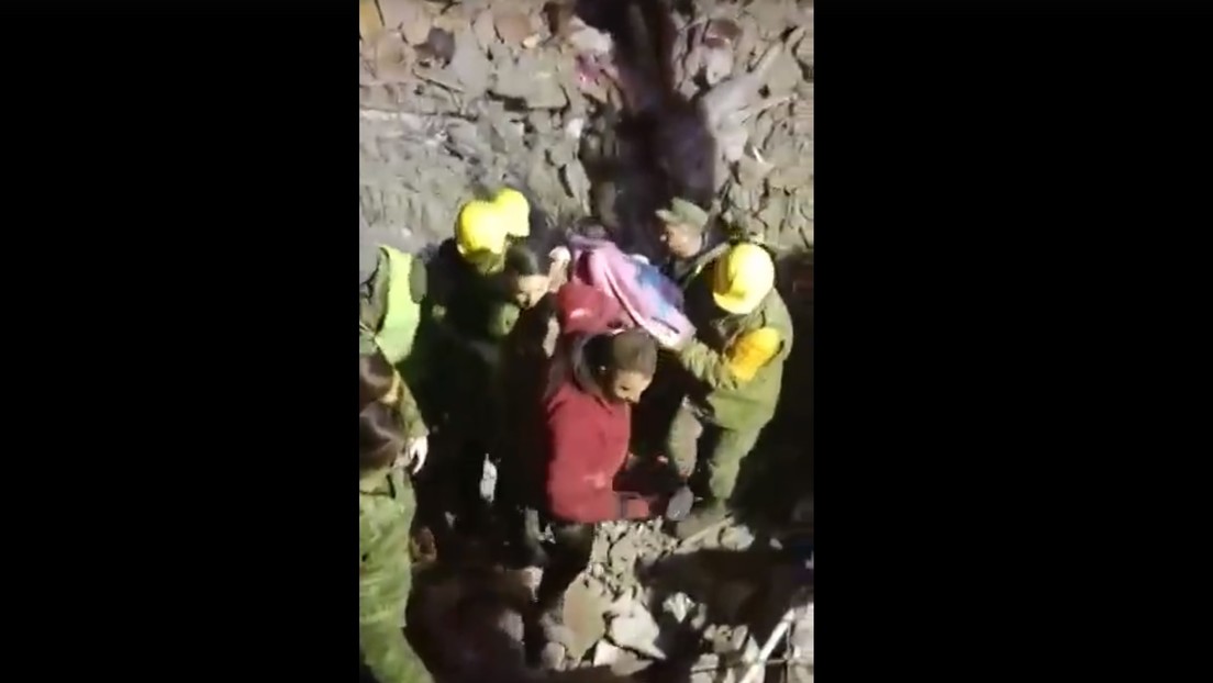Brigadistas mexicanos rescatan en Turquía a una mujer de 70 años atrapada por el terremoto (VIDEO)