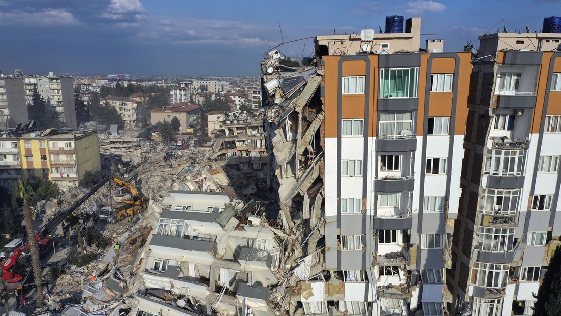 Ascienden a casi 21.000 los muertos por los terremotos en Turquía