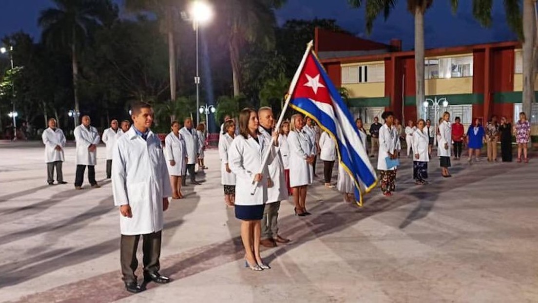 Un grupo de 61 médicos cubanos llega a México como parte de un acuerdo sanitario