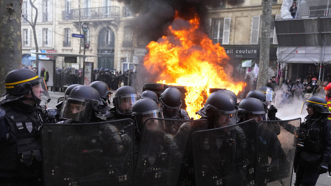 Choques entre manifestantes y policías durante las protestas contra la reforma de las pensiones en Francia (VIDEO)