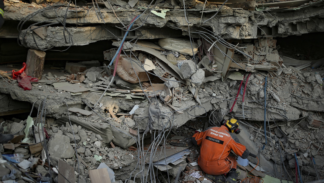 Investigan a más de 100 personas por los derrumbes de edificios por los terremotos en Turquía