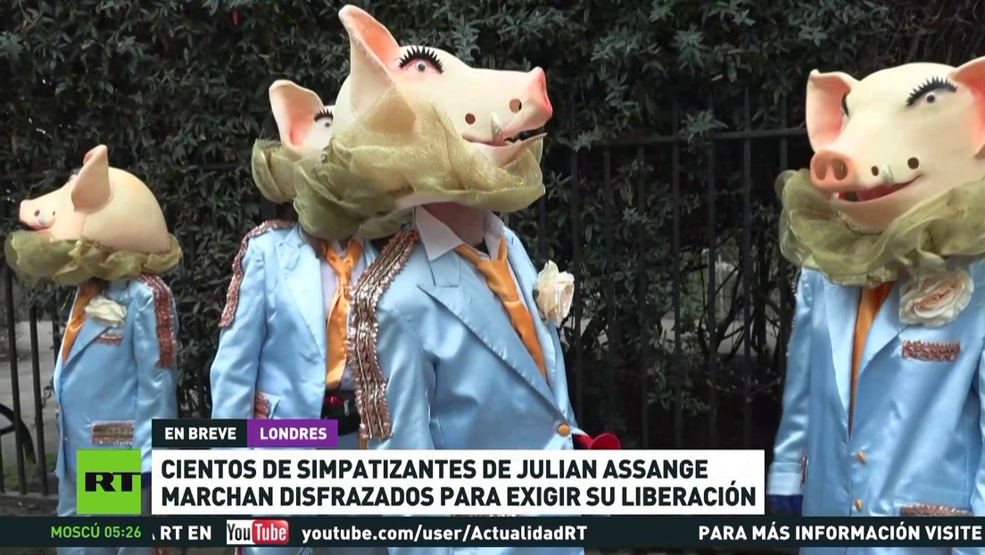 Cientos de simpatizantes de Julian Assange marchan en Londres disfrazados para exigir su liberación