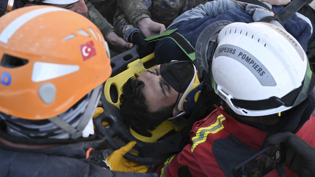 Rescatan en Turquía a dos hermanos que pasaron 8 días bajo escombros (VIDEO)