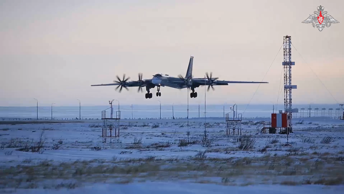 Dos bombarderos rusos Tu-95MS realizan un vuelo de 7 horas cerca de Alaska (VIDEO)