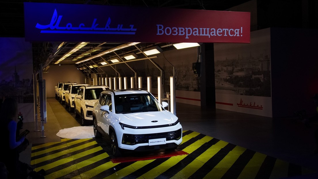 Moscú producirá 3.000 coches Moskvich para los servicios de taxi y alquiler de autos por horas