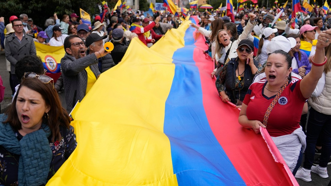 La oposición marcha en Colombia contra las reformas sociales de Gustavo Petro