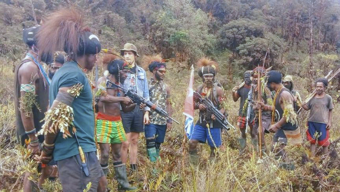 VIDEO: Rebeldes de Papúa Occidental muestran al piloto neozelandés secuestrado