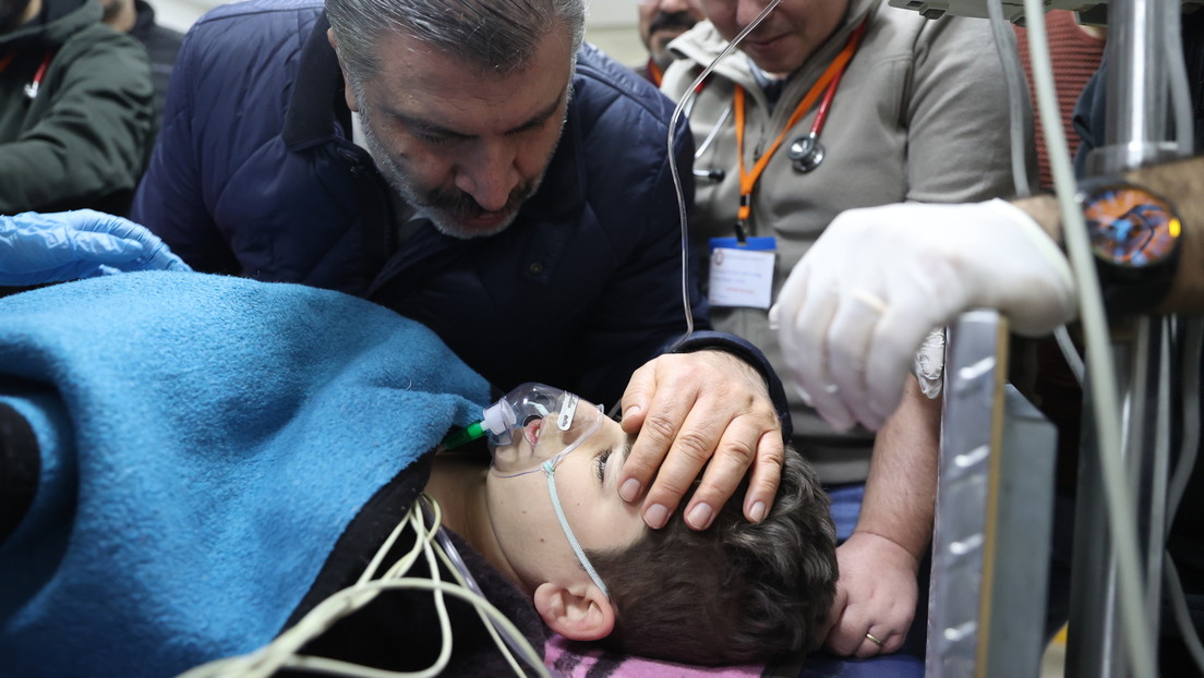 Rescatan a un niño y a dos hombres diez días después del devastador sismo en Turquía (VIDEOS)