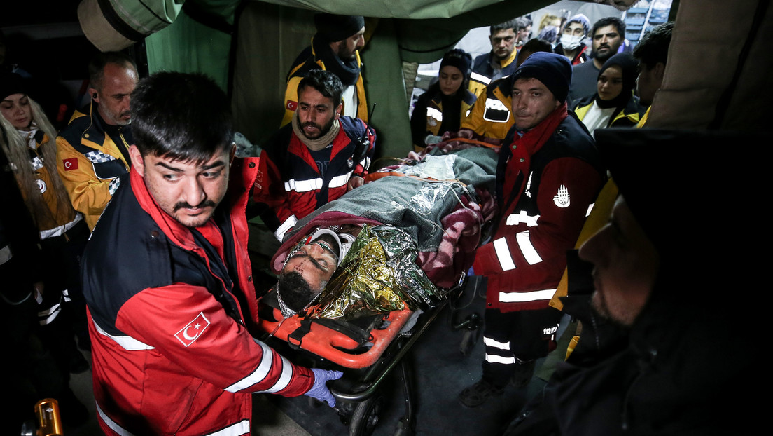 Hallan con vida en Turquía a un hombre que pasó 278 horas bajo los escombros