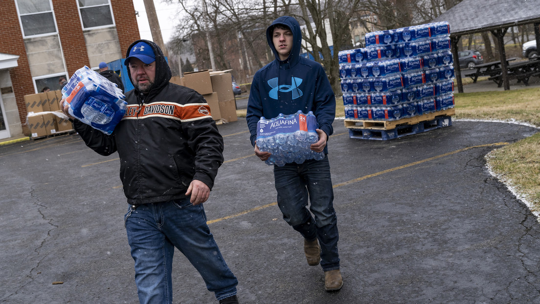 VIDEO: Voluntarios reparten botellas de agua entre residentes de Ohio afectados por el derrame químico