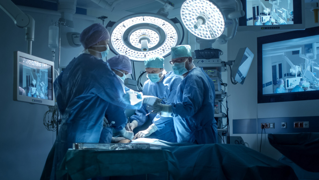 Investigan a médicos rumanos por reutilizar implantes de pacientes muertos y falsificar diagnósticos
