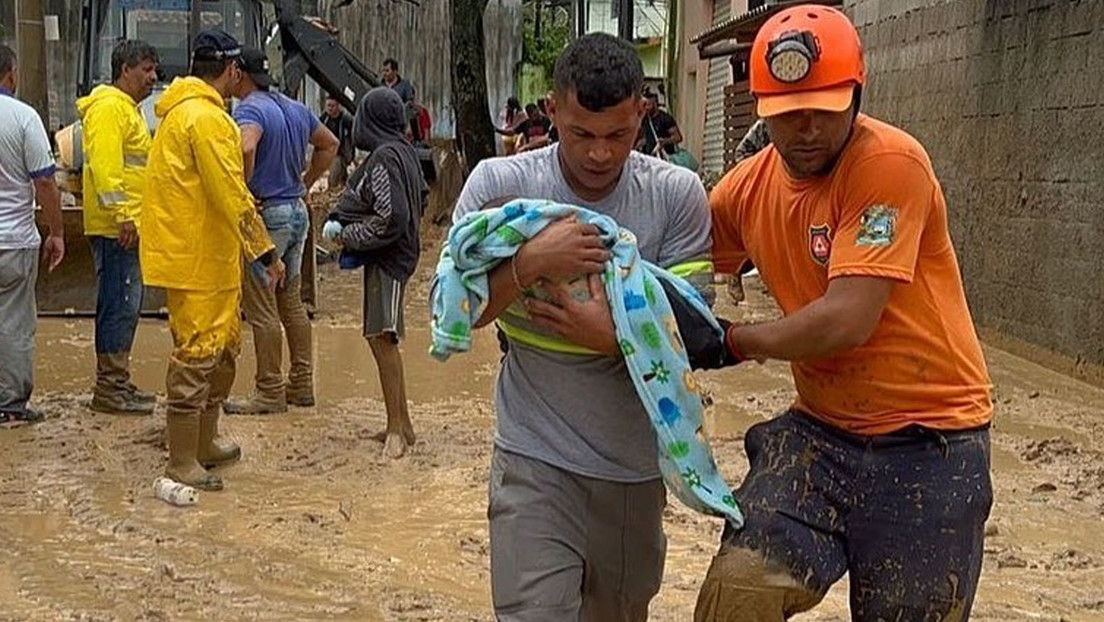 Una cadena humana para rescatar a varios niños en la tragedia por las lluvias en Brasil (VIDEO)