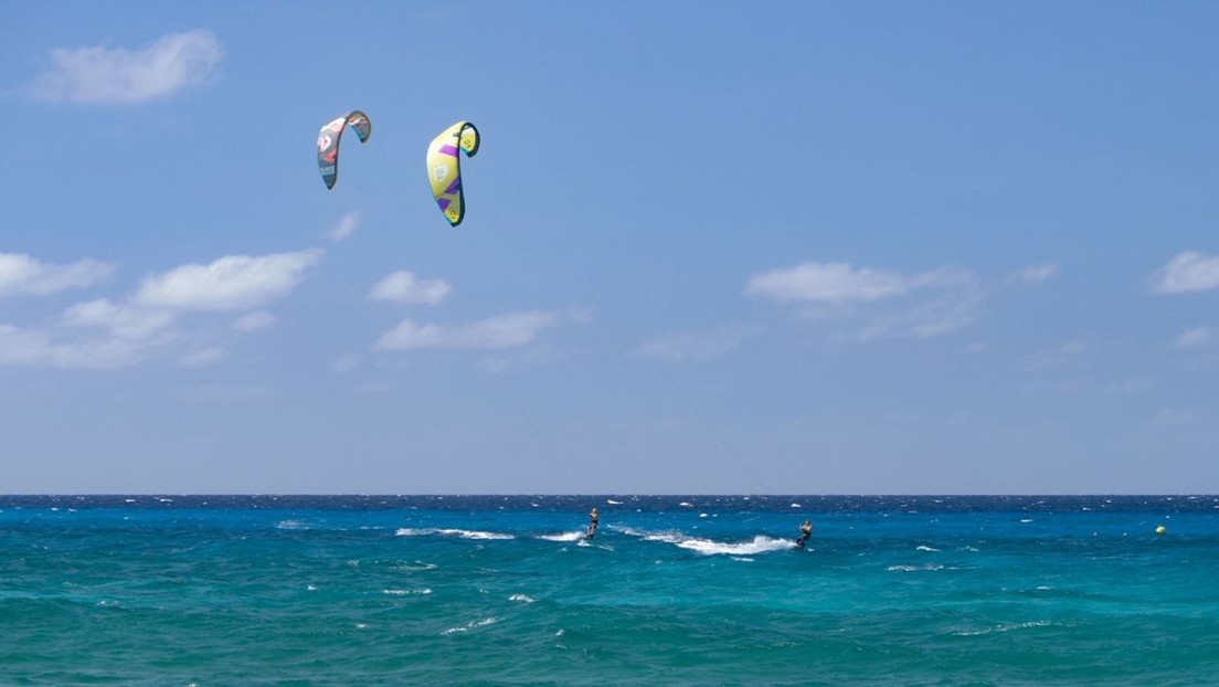 Deportistas rusos logran un récord tras atravesar el golfo de Yucatán en tablas de kitesurf