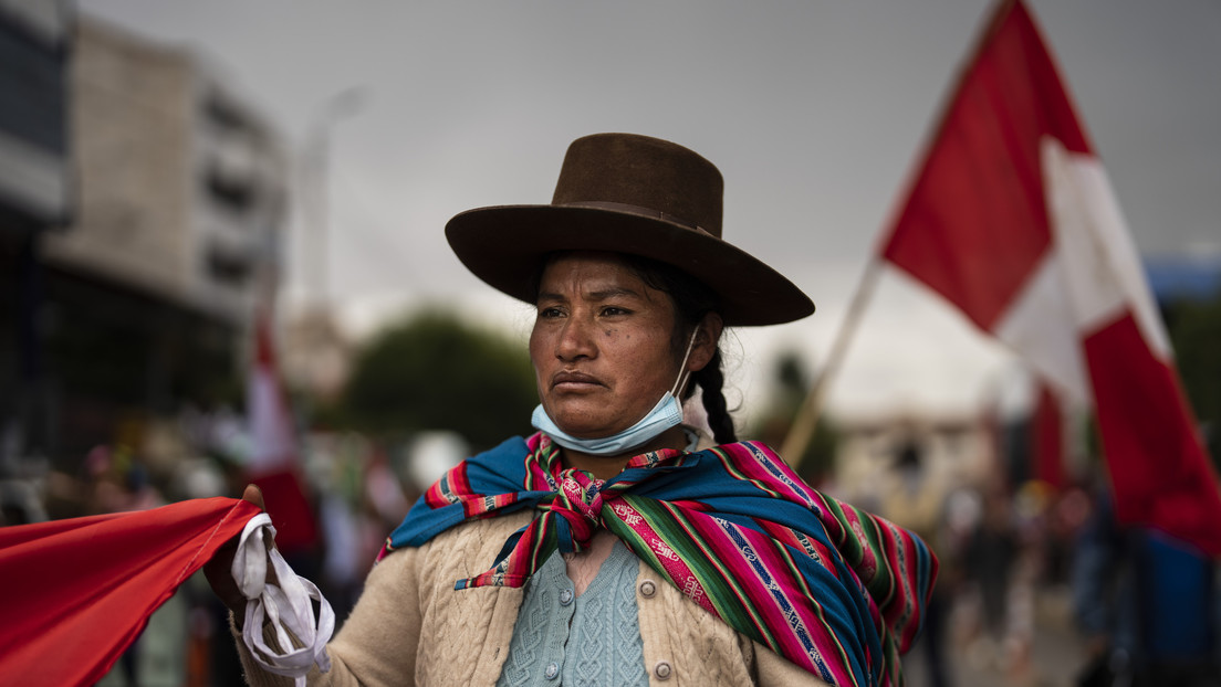 Miles de aimaras protestan en Perú y advierten de una "guerra civil"
