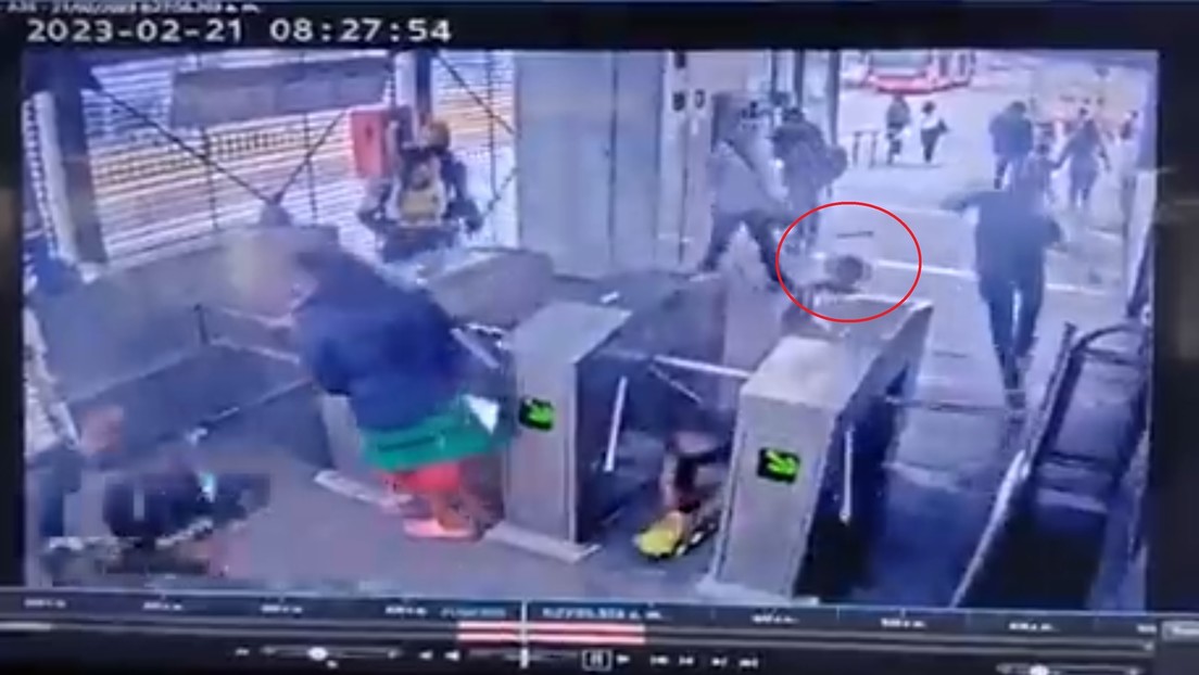 VIDEO: Policía colombiano golpea en la cabeza a un niño al lanzar su porra contra un delincuente