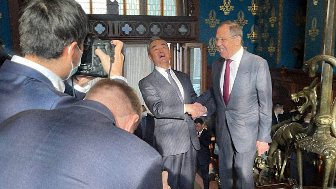 Serguéi Lavrov se reúne con el jefe de la diplomacia china, Wang Yi, en Moscú