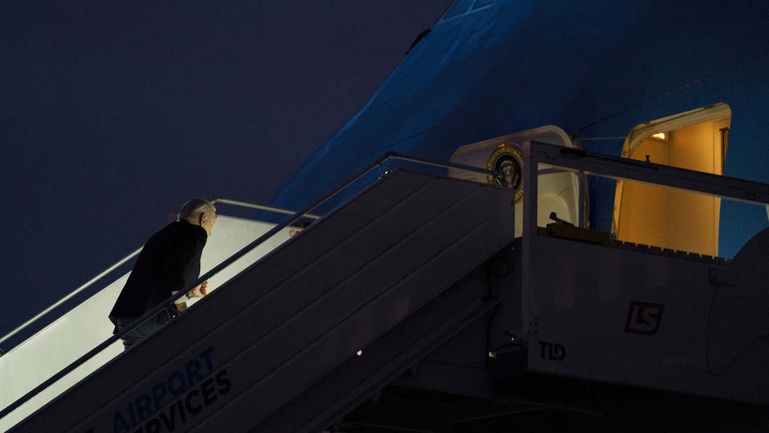 VIDEO: Biden vuelve a tropezar mientras sube las escaleras del avión presidencial