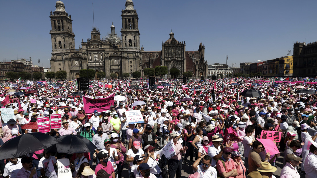 Miles de mexicanos marchan en defensa del INE y en rechazo del 'Plan B' de López Obrador