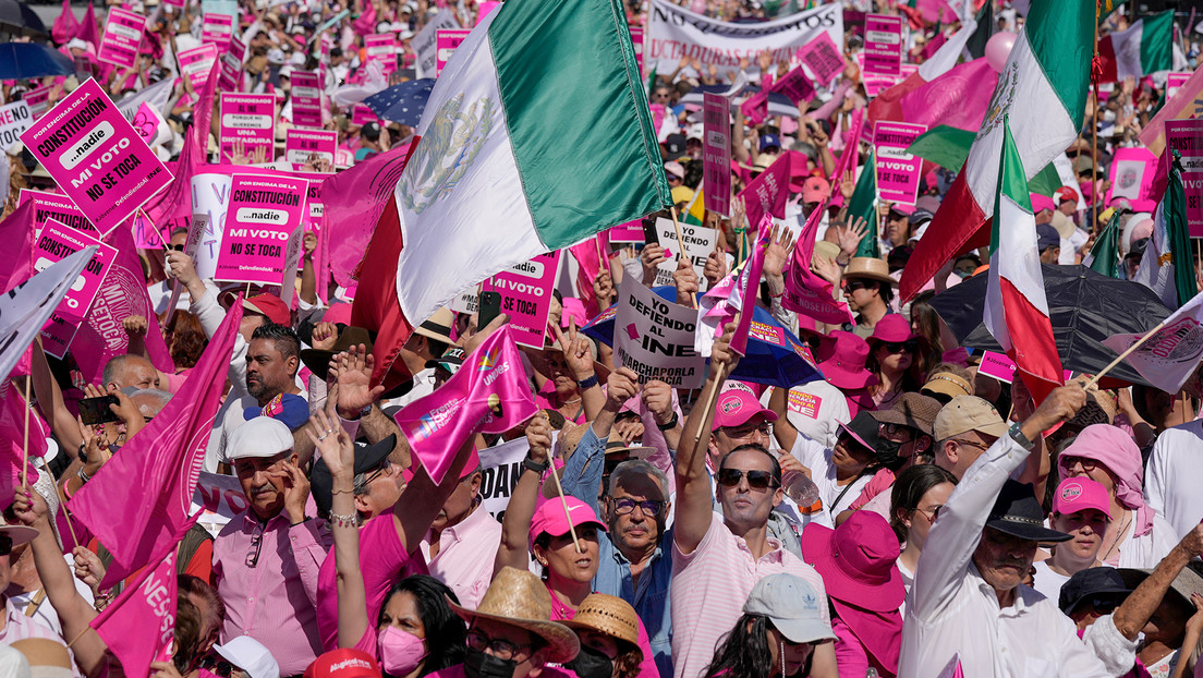 "Ellos son antidemócratas": López Obrador sobre la masiva marcha opositora en rechazo a su 'Plan B'