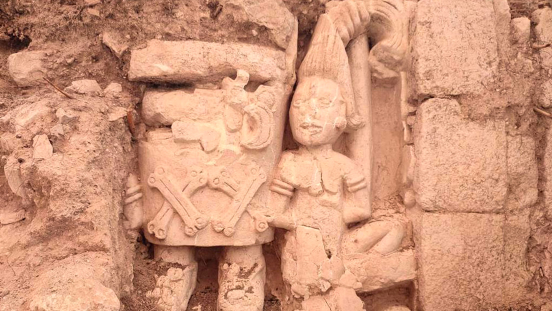 Hallan una escultura maya de una mujer gobernante sometiendo a un guerrero