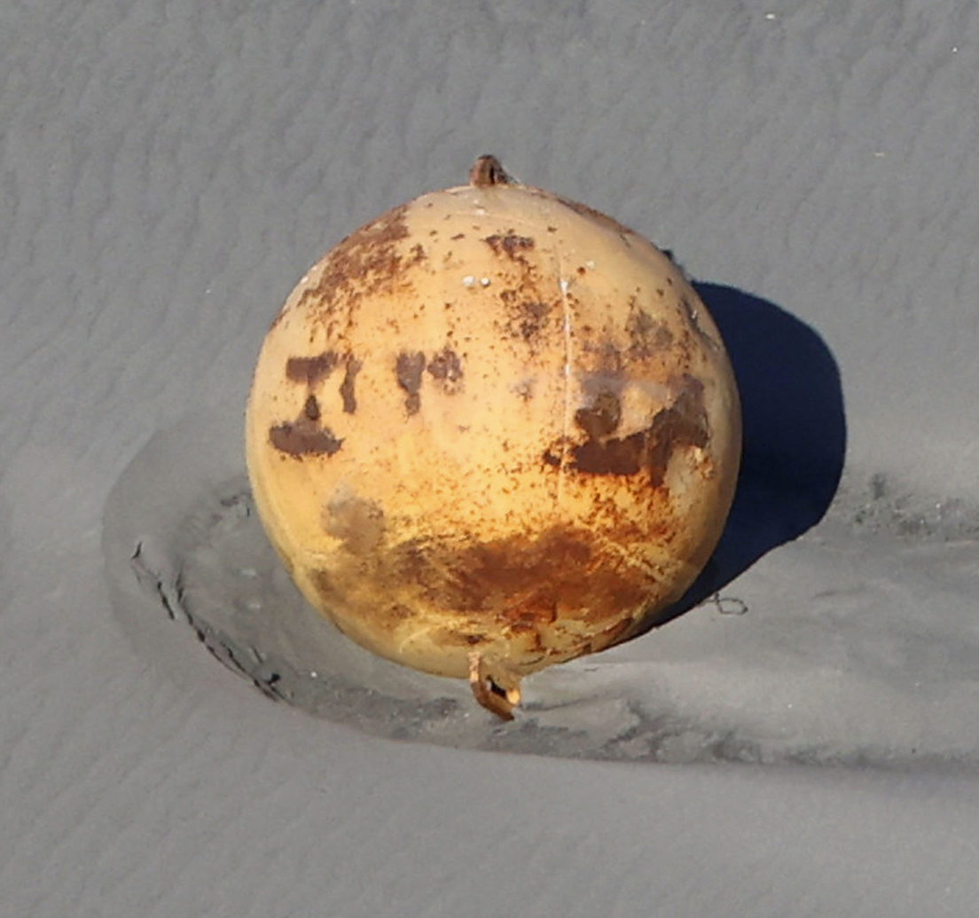 ¿Qué se sabe de la misteriosa bola anaranjada de hierro que apareció en la costa de Japón?