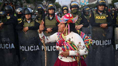 "Métele bala": La indignante petición de un hombre a la Policía frente a una manifestante en Perú