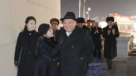 Kim Jong-un acude con su hija a un desfile militar en el que se exhibieron misiles balísticos intercontinentales (FOTOS)
