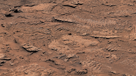 El róver Curiosity tropieza con rocas onduladas por las olas de un antiguo lago en Marte