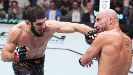 El ruso Majáchev destrona al rey 'libra por libra' de la UFC y retiene su título de peso ligero