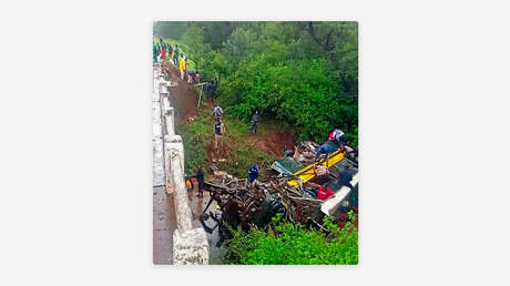 Al menos 20 muertos y 68 heridos al chocar un autobús y un furgón blindado en Sudáfrica (FOTO)