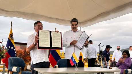 Maduro y Petro firman un acuerdo comercial parcial en la frontera entre Venezuela y Colombia