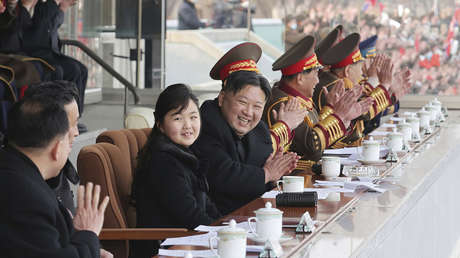 Kim Jong-un asiste a un evento deportivo con su "amada hija" (FOTOS)