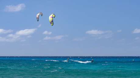 Deportistas rusos logran un récord tras atravesar el golfo de Yucatán en tablas de kitesurf