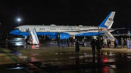 VIDEO: Una persona cae por las escaleras del avión presidencial de Biden al aterrizar en Polonia