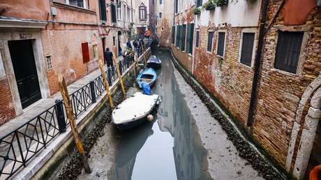 Canales de Venecia casi secos por inusuales y prolongadas mareas bajas