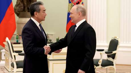 "Las relaciones ruso-chinas alcanzan nuevos hitos": Putin celebra una reunión con el jefe de la diplomacia china, Wang Yi