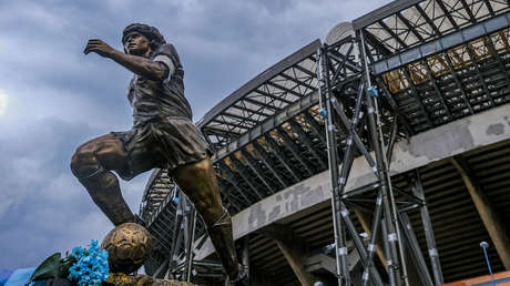 Remueven una estatua de Maradona del estadio del Napoli y la devuelven a su escultor