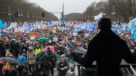 Miles de personas se reúnen en Berlín para manifestarse en contra del envío de armas a Ucrania