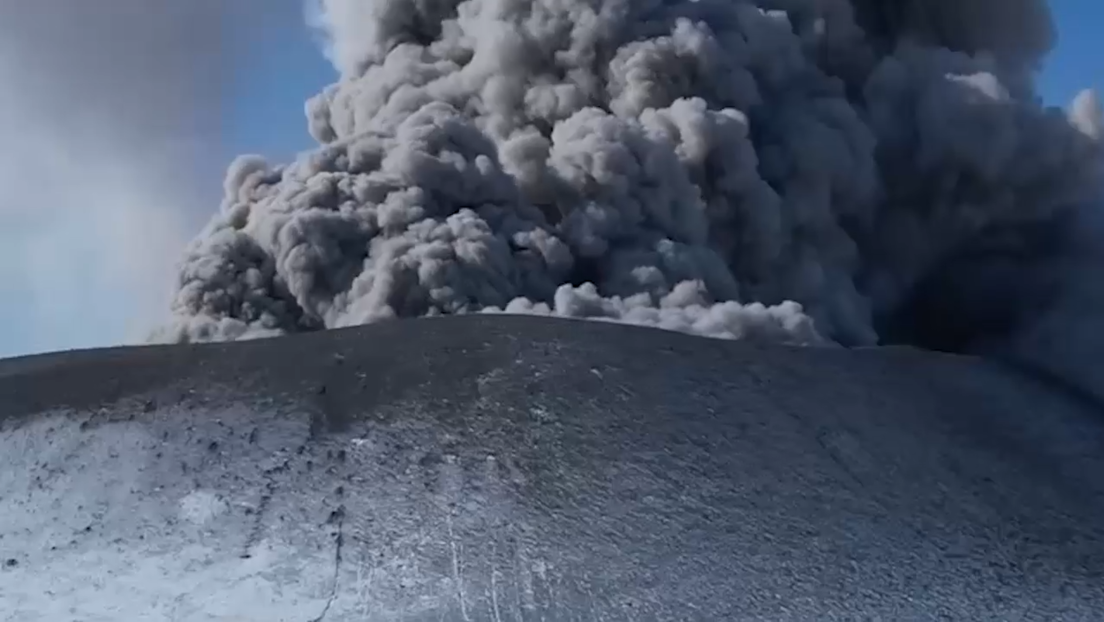 El volcán Ebeko 'celebra' la llegada de primavera en las islas Kuriles con una columna de ceniza (VIDEO)