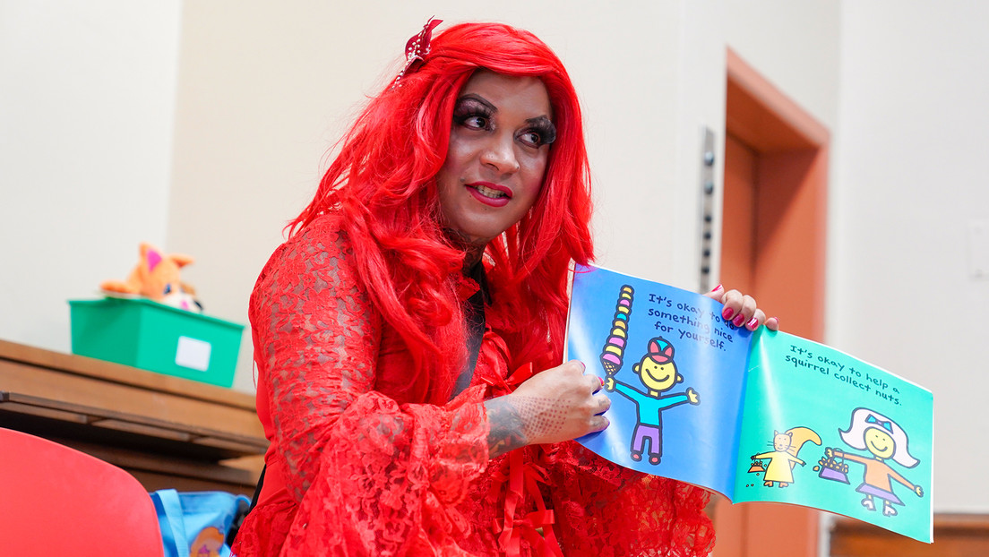 Una isla británica suspende la educación sexual en sus colegios tras la clase de una 'drag queen'