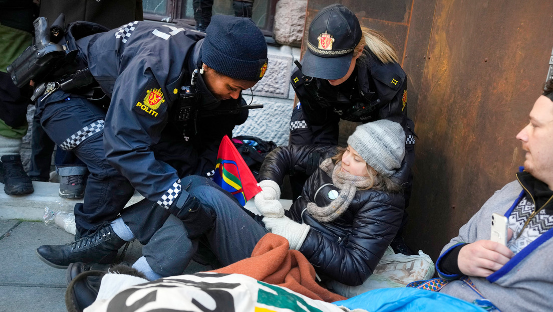 La Policía noruega detiene a Greta Thunberg durante una manifestación (VIDEO)