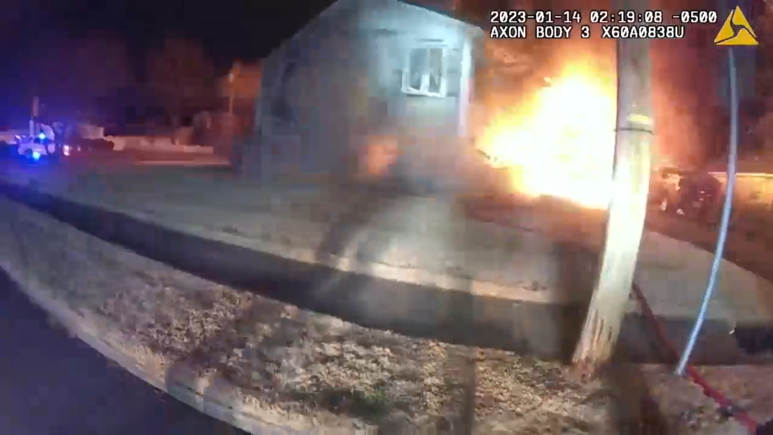 Cámara capta el momento en que una casa explota en EE.UU. con seis bomberos dentro (VIDEO)