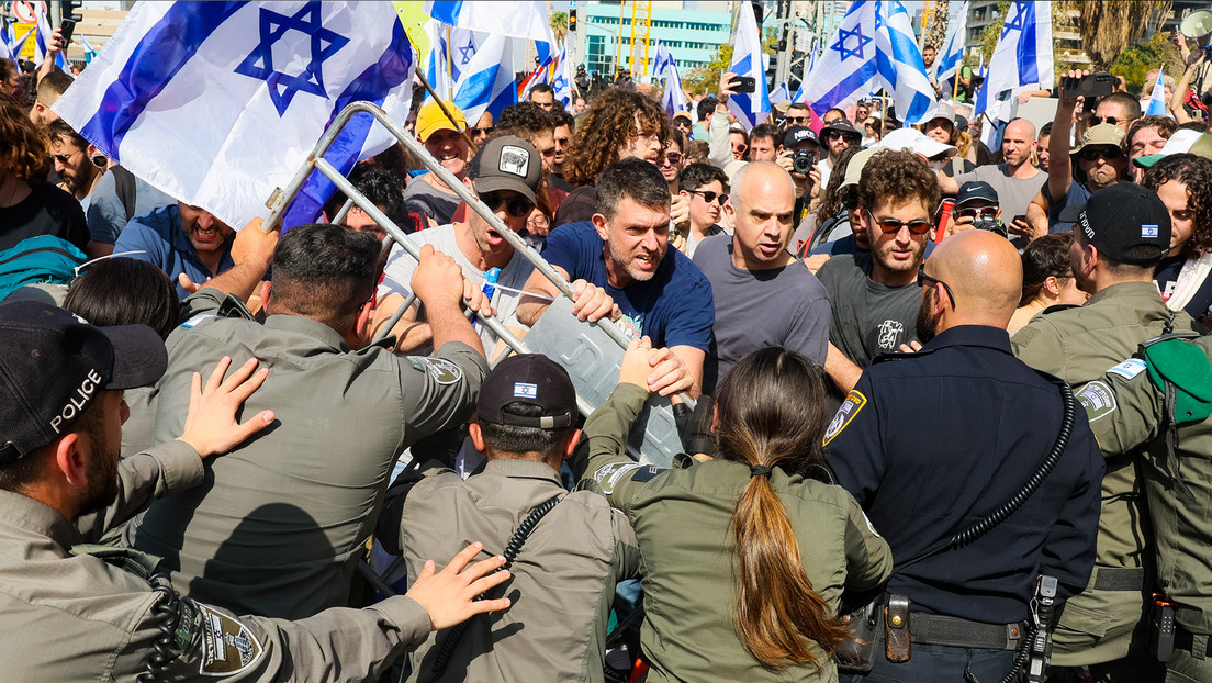 Miles de personas marchan en el "día de la interrupción" contra las reformas judiciales en Israel (VIDEOS)