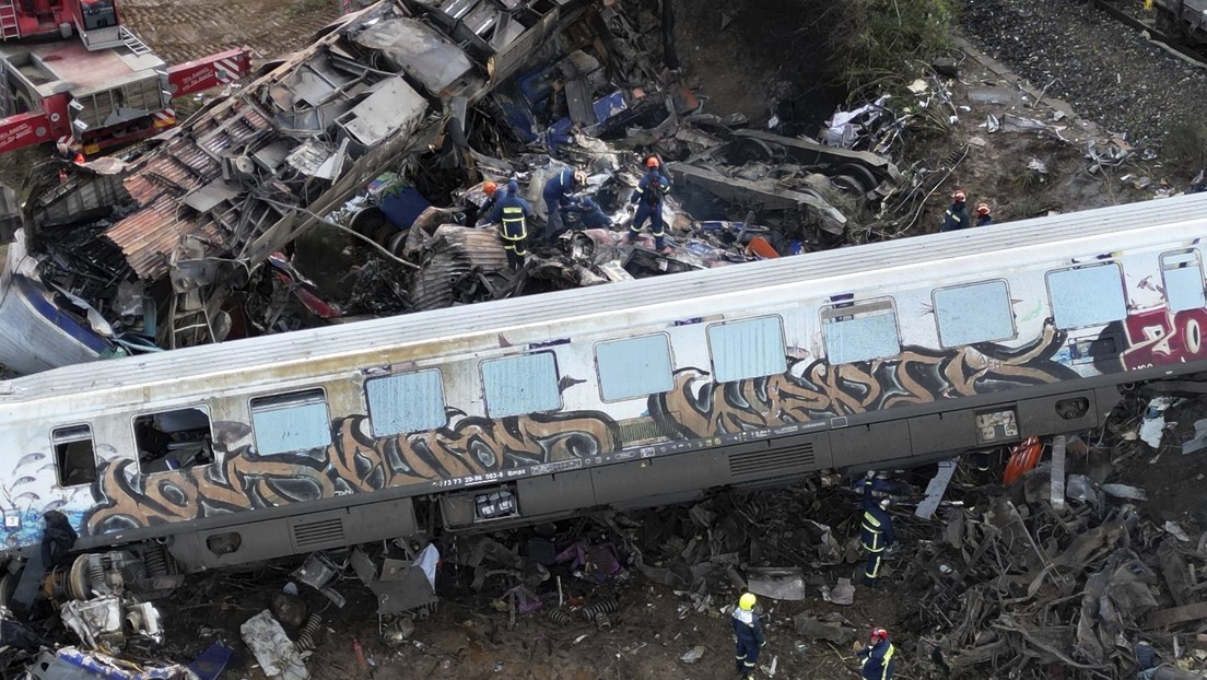 "Un trágico error humano": Primer ministro de Grecia se pronuncia sobre el mortífero choque de trenes